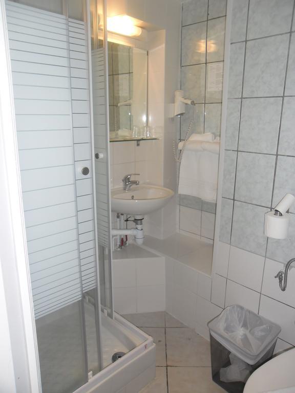 Hipotel Paris Montmartre Gare Du Nord Room photo